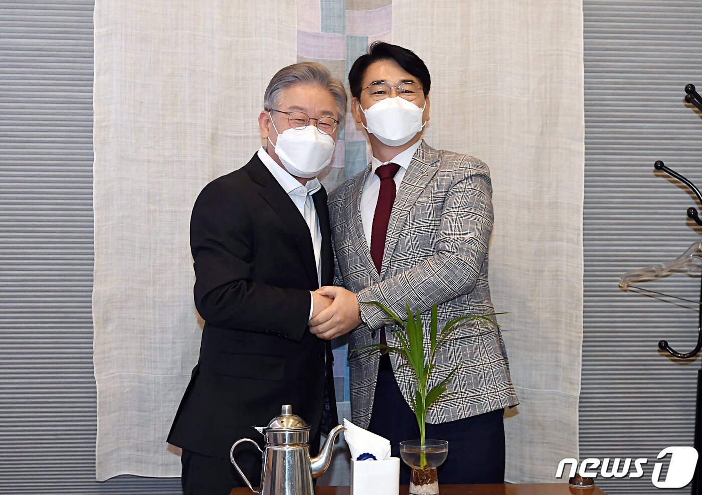 본문 이미지 - 이재명 더불어민주당 대선 후보와 박용진 의원이 28일 오후 서울 영등포구 여의도의 한 식당에서 열린 오찬회동에서 기념촬영을 하고 있다. 국회사진취재단