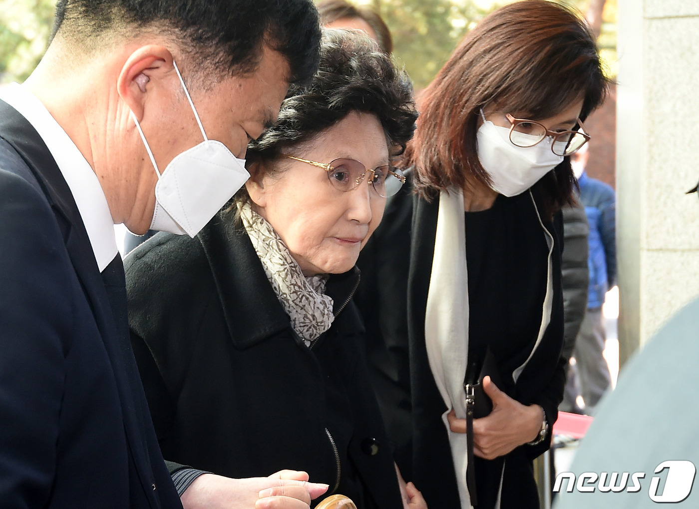 (서울=뉴스1) 사진공동취재단 = 고 노태우 전 대통령의 부인 김옥숙 여사가 28일 서울 종로구 서울대병원 장례식장에서 고 노태우 전 대통령의 빈소로 향하고 있다. 2021.10. …