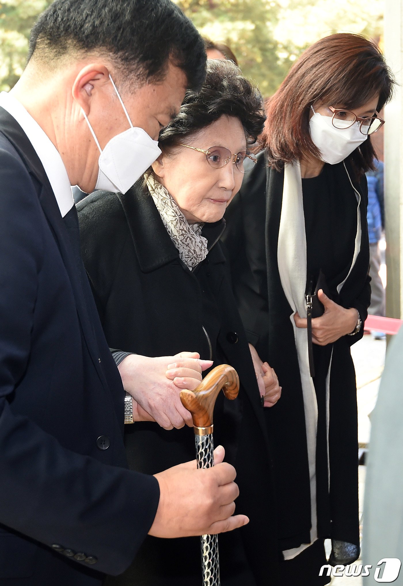 본문 이미지 - 고 노태우 전 대통령의 부인 김옥숙 여사가 28일 서울 종로구 서울대병원 장례식장에서 고 노태우 전 대통령의 빈소로 향하고 있다. 2021.10.28/뉴스1 ⓒ News1 사진공동취재단