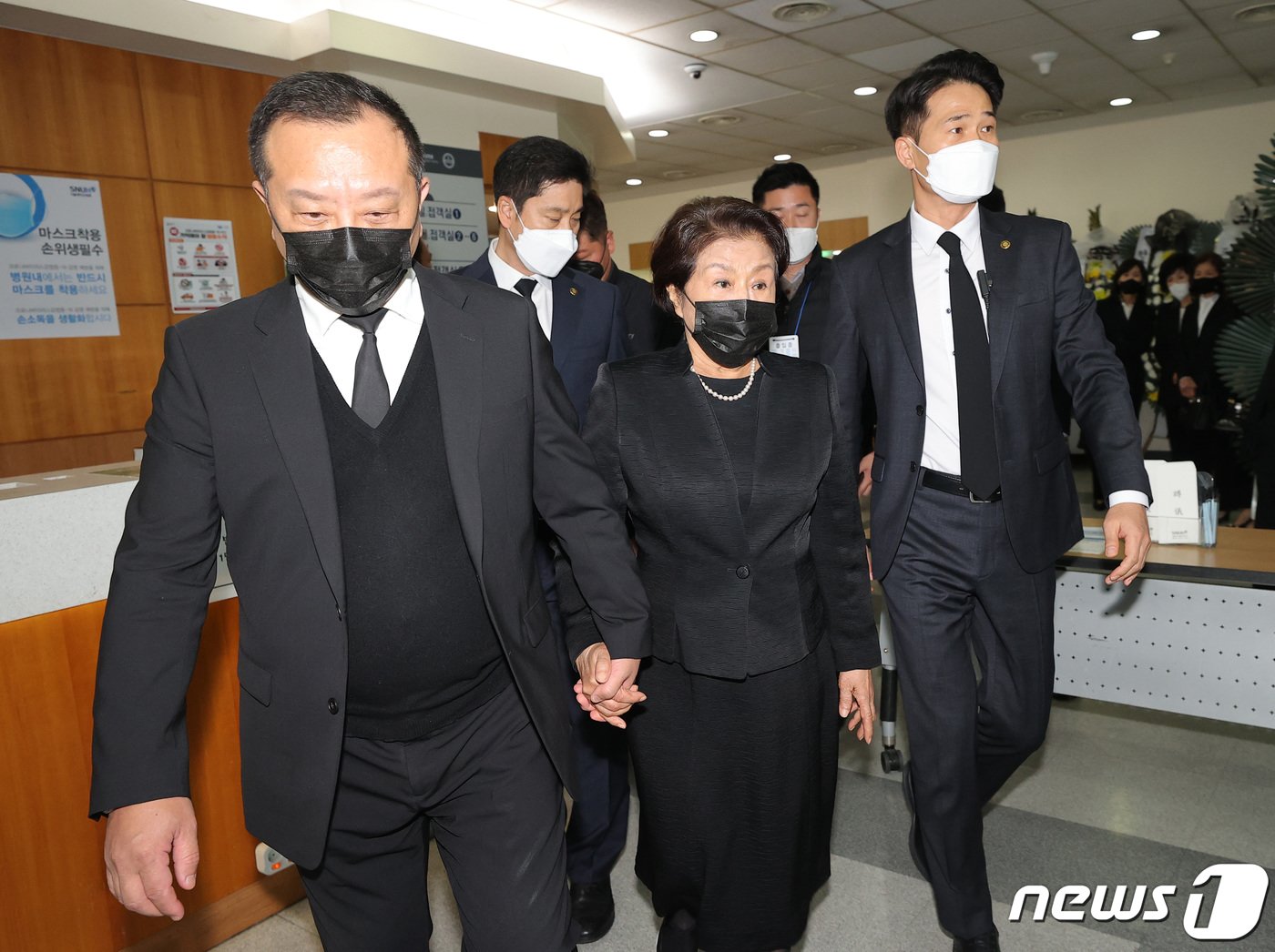 본문 이미지 - 전두환 전 대통령의 부인 이순자 여사가 28일 서울 종로구 서울대병원 장례식장에 마련된 고(故) 노태우 전 대통령 빈소를 찾아 조문을 마친 후 이동하고 있다. 2021.10.28/뉴스1 ⓒ News1 사진공동취재단