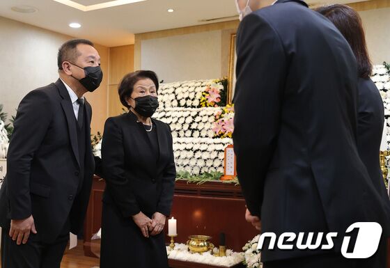 전두환 전 대통령의 부인 이순자 여사가 28일 서울 종로구 서울대병원 장례식장에 마련된 고(故) 노태우 전 대통령 빈소를 찾아 조문한 후 유족과 대화하고 있다. 2021.10.28/뉴스1 © News1 사진공동취재단