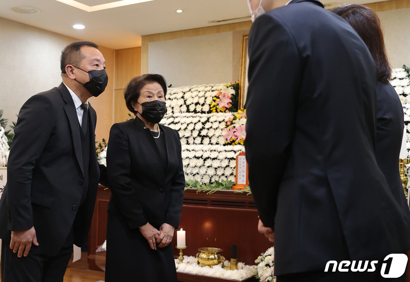 본문 이미지 - 전두환 전 대통령의 부인 이순자 여사가 28일 서울 종로구 서울대병원 장례식장에 마련된 고(故) 노태우 전 대통령 빈소를 찾아 조문한 후 유족과 대화하고 있다. 2021.10.28/뉴스1 ⓒ News1 사진공동취재단