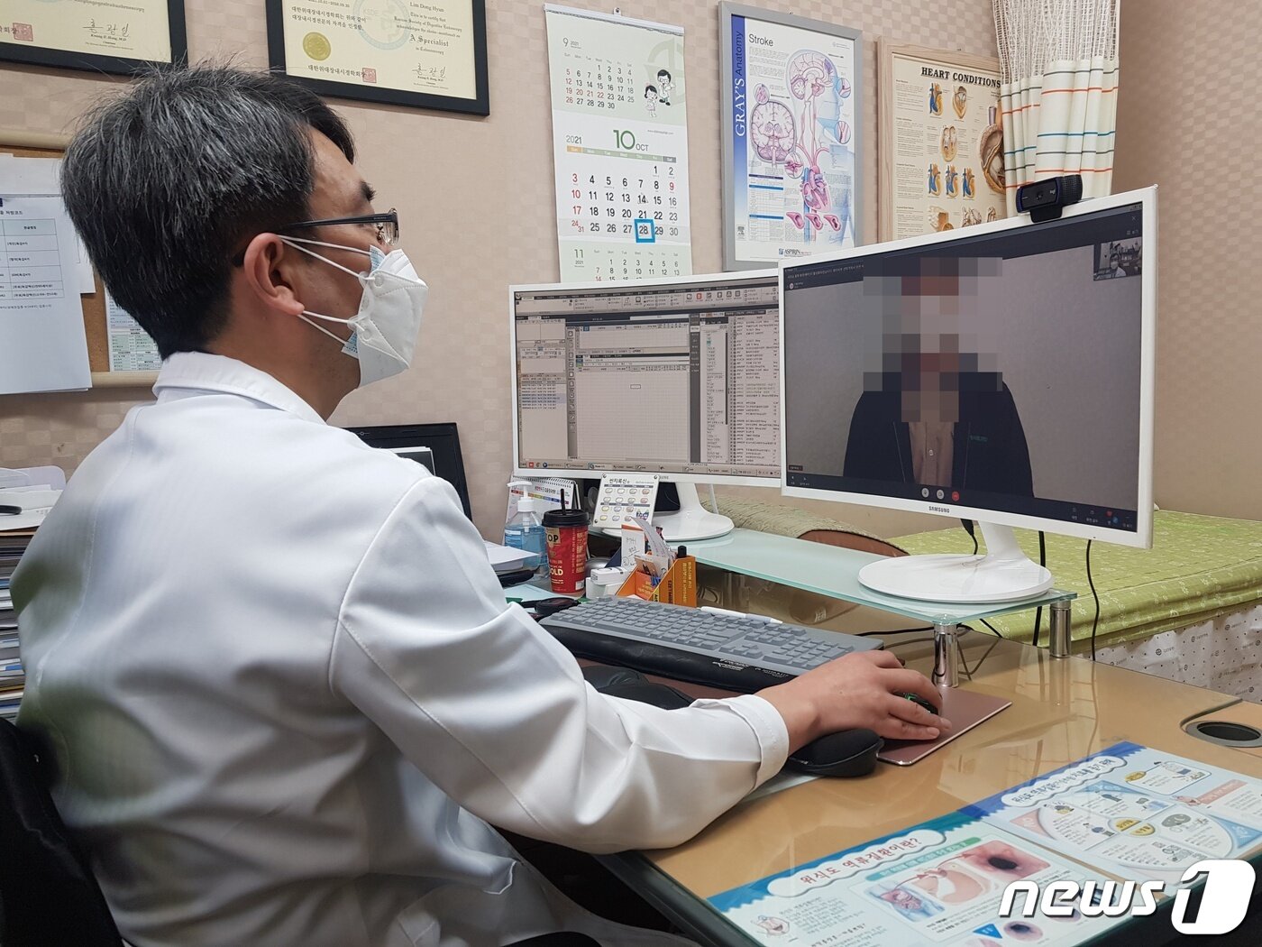 본문 이미지 - 김해지역 재택치료 전담의료기관의 비대면 진료 모습, &#40;김해시 제공&#41; ⓒ 뉴스1