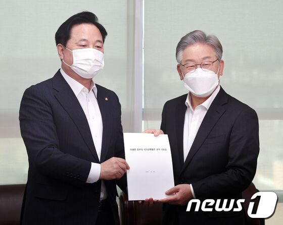 이재명 더불어민주당 대선 후보가 28일 오후 여의도 국회의원회관에서 열린 김두관 의원과의 회동에서 국가균형발전 정책 자료집을 전달받고 있다. 오대일 기자