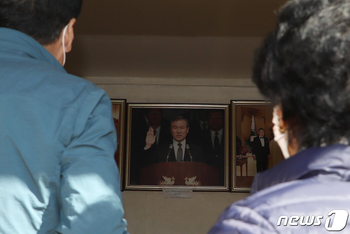 본문 이미지 - 28일 오후 대구 동구 신용동 용진마을 노태우 전 대통령 생가를 찾은 시민들이 노 전 대통령이 태어난 것으로 알려진 작은방에 걸린 사진을 바라보며 명복을 기원하고 있다. 공정식 기자