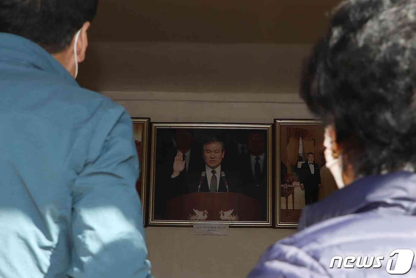 28일 오후 대구 동구 신용동 용진마을 노태우 전 대통령 생가를 찾은 시민들이 노 전 대통령이 태어난 것으로 알려진 작은방에 걸린 사진을 바라보며 명복을 기원하고 있다. 공정식 기자