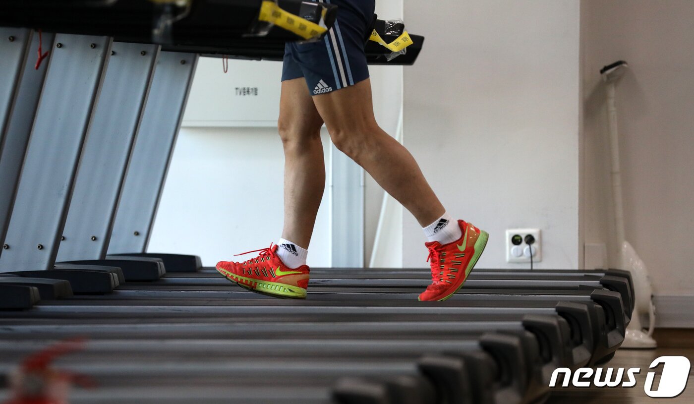 본문 이미지 -  서울 마포구민체육센터 헬스장에서 한 남성이 운동하고 있다. 2021.10.28/뉴스1 ⓒ News1 이승배 기자