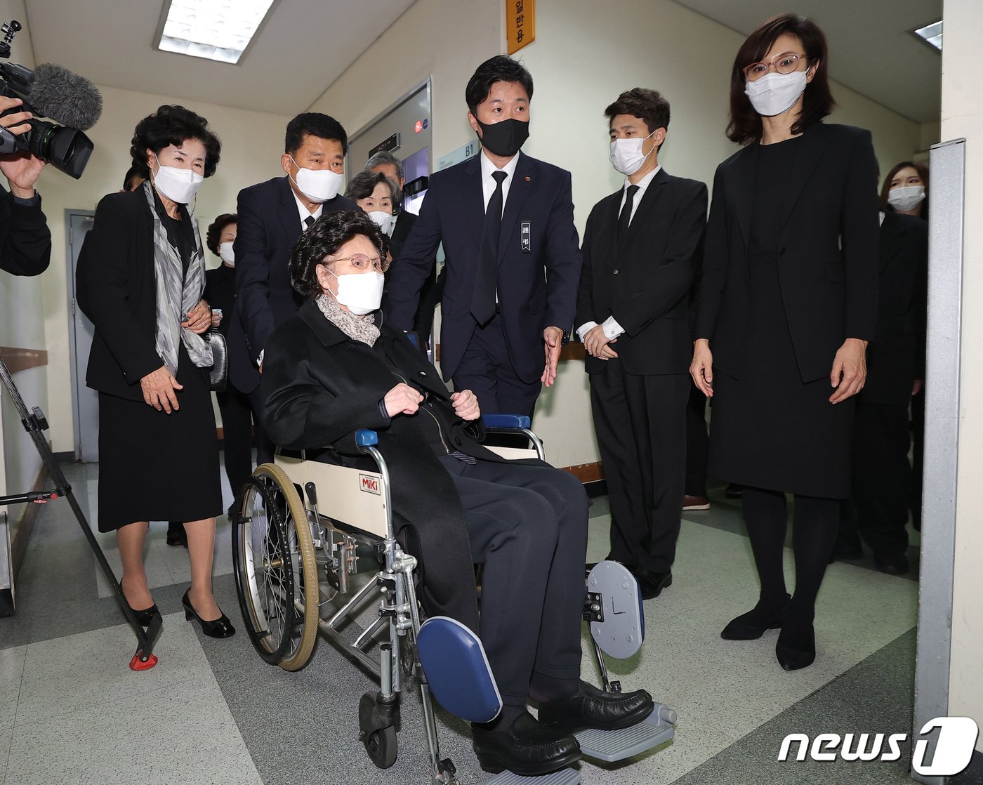 본문 이미지 - 고 노태우 전 대통령의 부인 김옥숙 여사와 노소영 아트센터 나비 관장, 노재헌 동아시아문화센터 이사장 등 유가족들이 28일 서울 종로구 서울대병원 장례식장에서 입관식을 위해 이동하고 있다. 2021.10.28/뉴스1 ⓒ News1 사진공동취재단