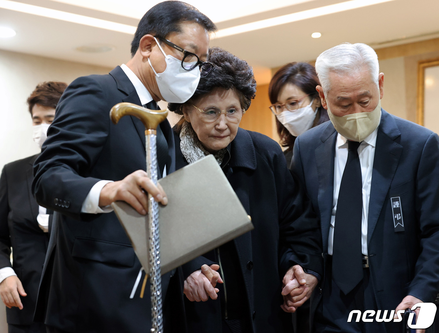 (서울=뉴스1) 사진공동취재단 = 고 노태우 전 대통령의 부인 김옥숙 여사가 28일 서울 종로구 서울대병원 장례식장에서 마련된 빈소에서 입관식을 위해 이동하고 있다. 2021.10 …