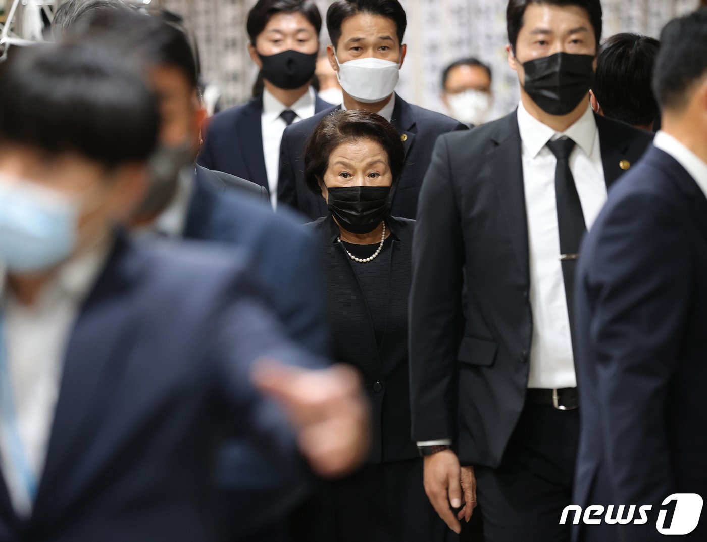 전두환 전 대통령의 부인 이순자 여사가 28일 서울 종로구 서울대병원 장례식장에 마련된 고&#40;故&#41; 노태우 전 대통령 빈소를 찾아 조문을 마친 뒤 이동하고 있다. 2021.10.28/뉴스1 ⓒ News1 사진공동취재단