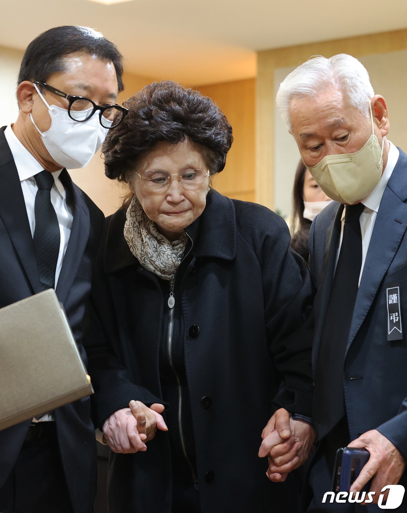 본문 이미지 - 고 노태우 전 대통령의 부인 김옥숙 여사가 28일 서울 종로구 서울대병원 장례식장에서 마련된 빈소에서 입관식을 위해 이동하고 있다. 2021.10.28/뉴스1 ⓒ News1 사진공동취재단