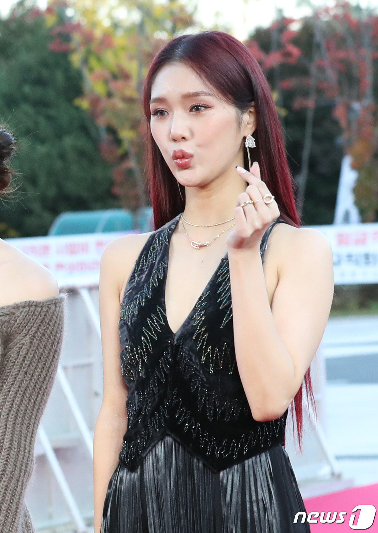 (서울=뉴스1) 권현진 기자 = 오마이걸 미미가 28일 오후 서울 중구 국립극장에서 열린 ‘제 12회 대한민국 대중문화예술상(2021)’ 시상식에 참석해 레드카펫을 밟고 있다. 2 …