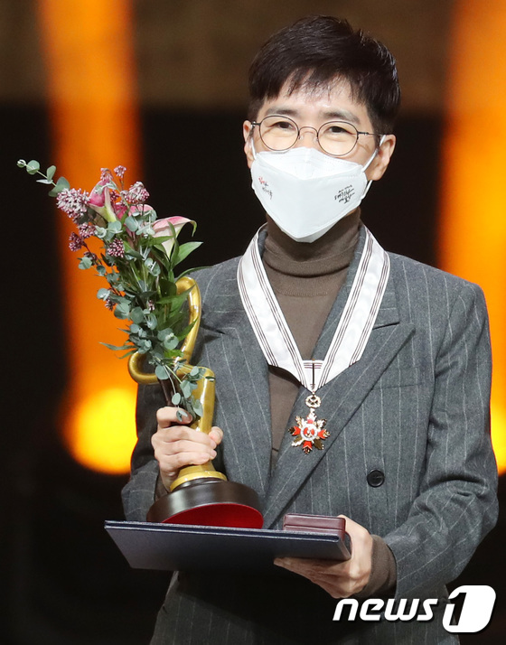 보관 문화훈장 받은 노희경 작가