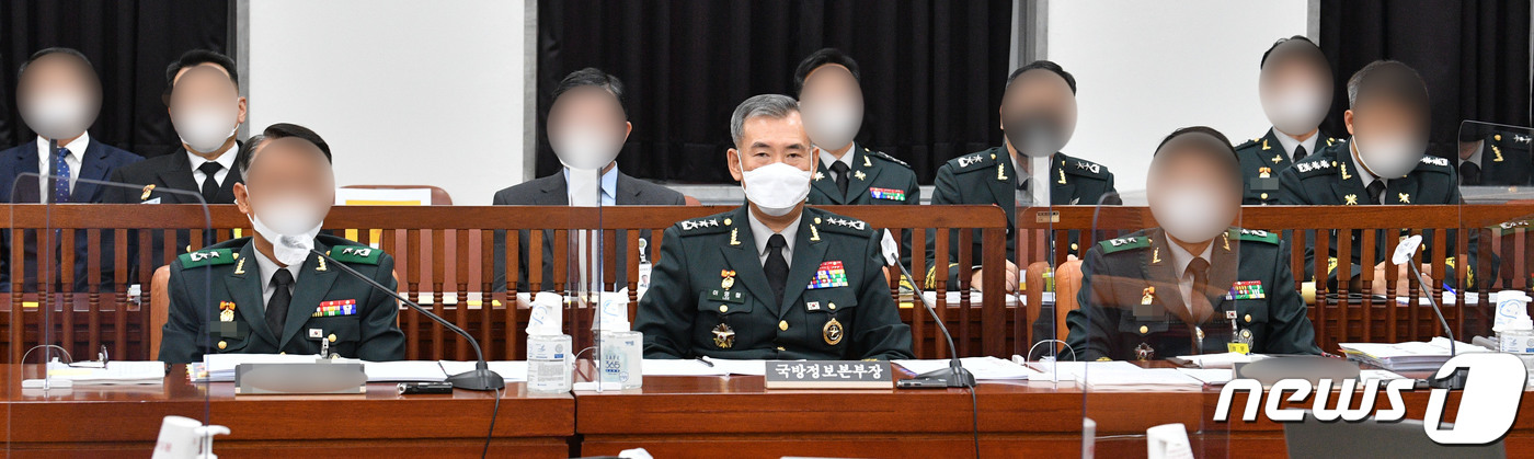 (서울=뉴스1) 이동해 기자 = 29일 오전 서울 여의도 국회에서 열린 정보위원회의 국방정보본부에 대한 국정감사에 이영철 국방정보본부장 등이 출석해 감사를 기다리고 있다. 2021 …