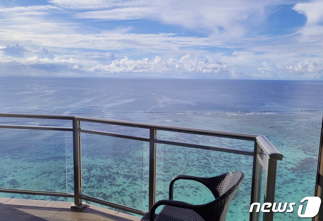 본문 이미지 - 높은 곳에서 바라본 미국령 괌 투몬해변 ⓒ 뉴스1 조현기 기자