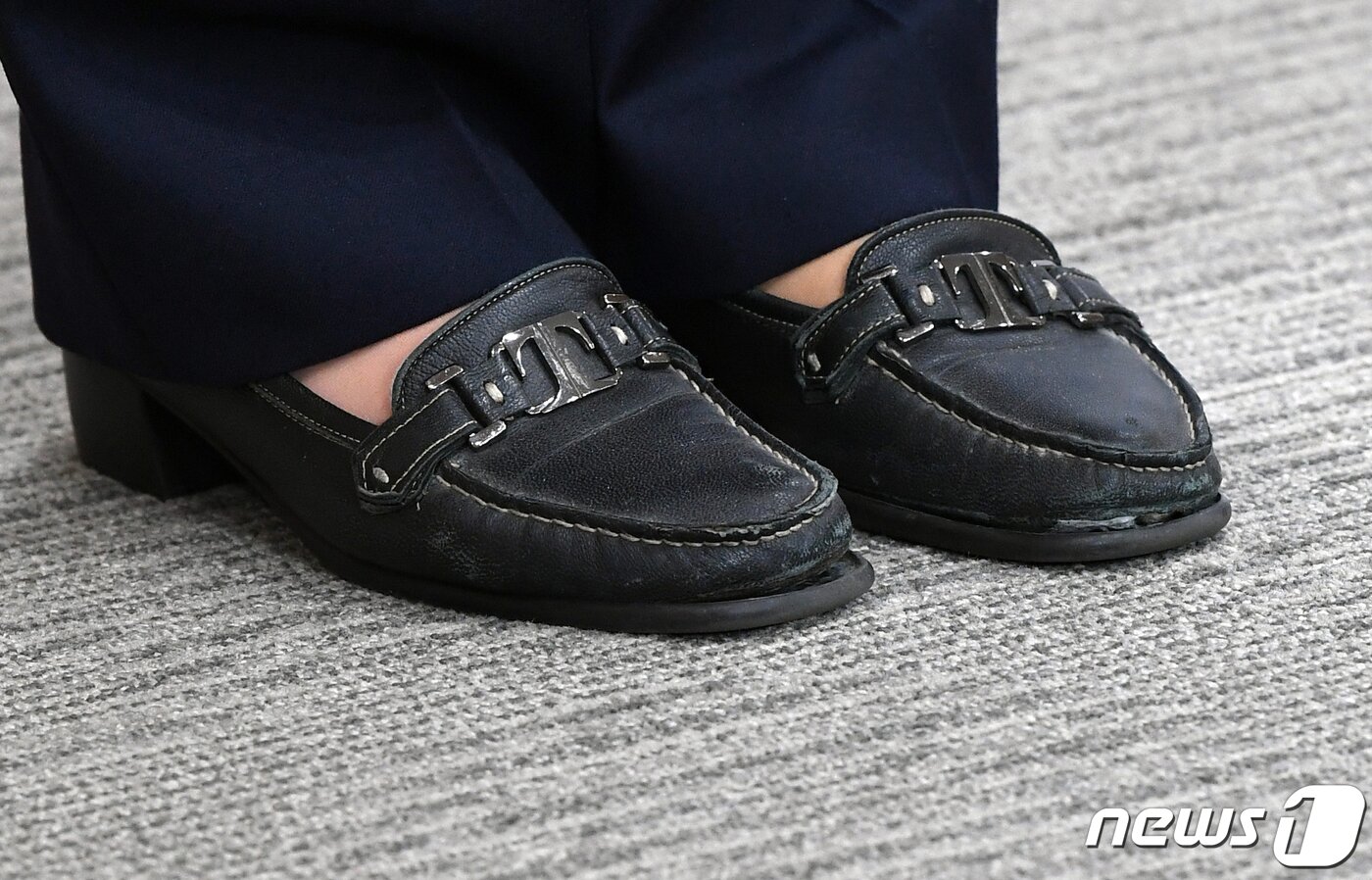 본문 이미지 - 정 청장의 낡은 구두가 눈길을 끌고 있다. ⓒ News1 송원영 기자