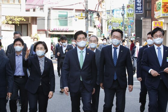 본문 이미지 - 노형욱 국토교통부 장관(가운데)과 김미경 은평구청장(왼편 2번째)이 지난해 10월29일 도심복합사업 선도사업 후보지인 서울 은평구 연신내역 역세권을 찾아 사업 추진현황을 점검하고 있다. (국토교통부 제공) 2021.10.29/뉴스1