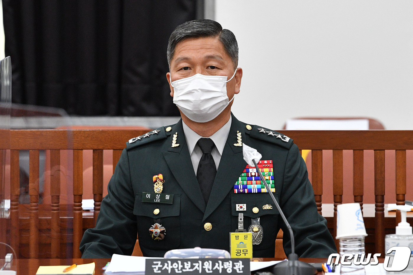 (서울=뉴스1) 이동해 기자 = 이상철 군사안보지원 사령관이 29일 오후 서울 여의도 국회에서 열린 정보위원회의 군사안보지원사령부에 대한 국정감사에 출석해 감사 개시를 기다리고 있 …