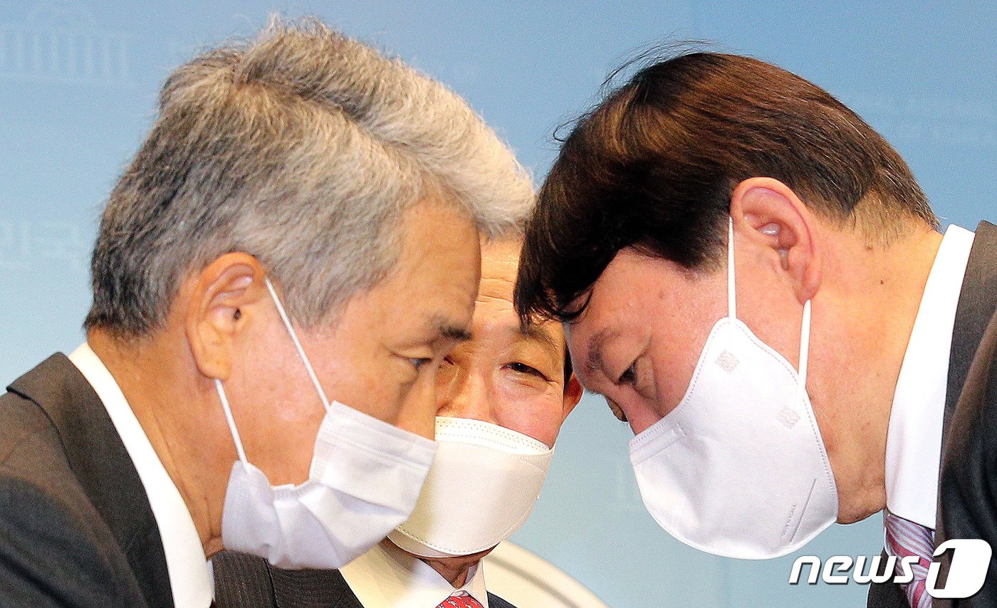 본문 이미지 - 2021년 10월29일 김동철 전 의원이 국회 소통관에서 윤석열 대통령을 지지하는 기자회견을 마치고 악수를 하고 있다.2021.10.29/뉴스1 ⓒ News1 이동해 기자