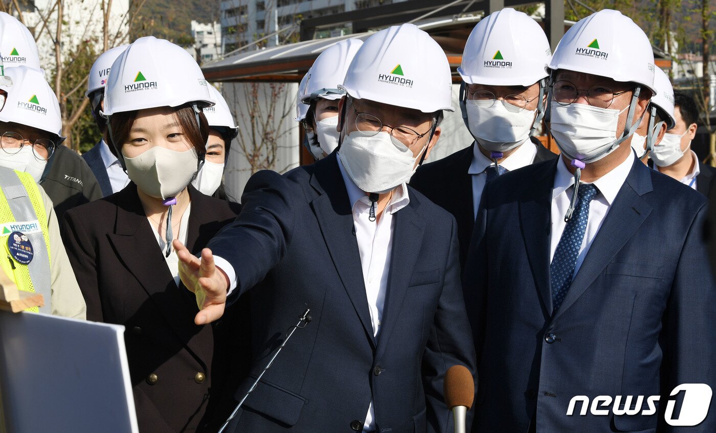본문 이미지 - 더불어민주당 이재명 대선후보가 29일 경기 성남시 수정구 신흥동 2457번지 성남 제1공단 근린공원 조성공사 현장을 둘러보며 참석한 의원들과 대화하고 있다.  2021.10.29/뉴스1 ⓒ News1 국회사진취재단