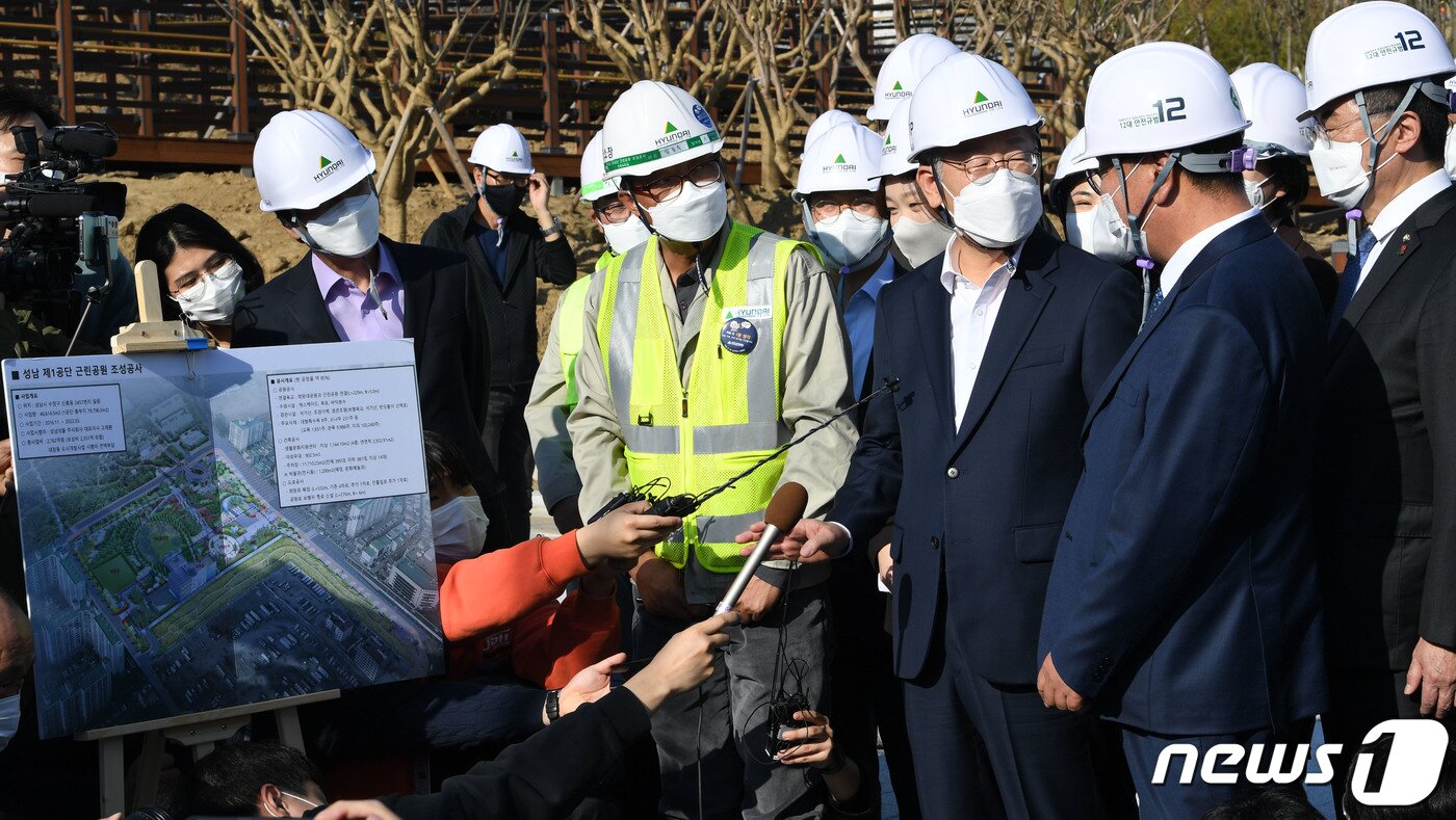 본문 이미지 - 이재명 더불어민주당 대선후보가 29일 경기 성남시 수정구 신흥동 2457번지 성남 제1공단 근린공원 조성공사 현장을 둘러보며 참석한 의원들과 대화하고 있다.  2021.10.29/뉴스1 ⓒ News1 국회사진취재단