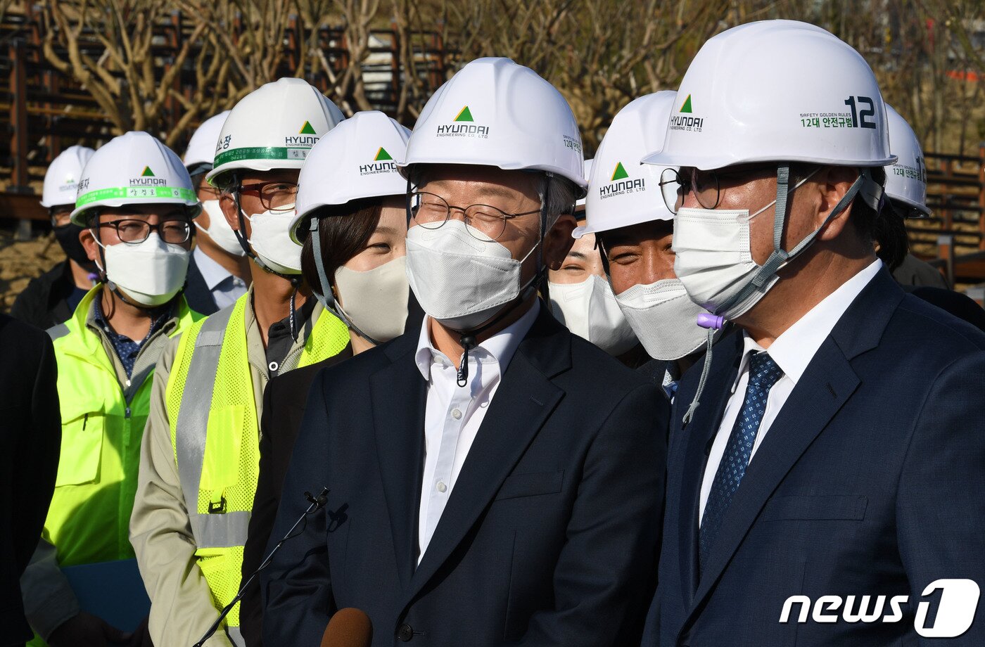 본문 이미지 - 이재명 더불어민주당 대선후보가 29일 경기 성남시 수정구 신흥동 2457번지 성남 제1공단 근린공원 조성공사 현장을 둘러보며 참석한 의원들과 밝은 표정으로 대화하고 있다. 2021.10.29/뉴스1 ⓒ News1 국회사진취재단