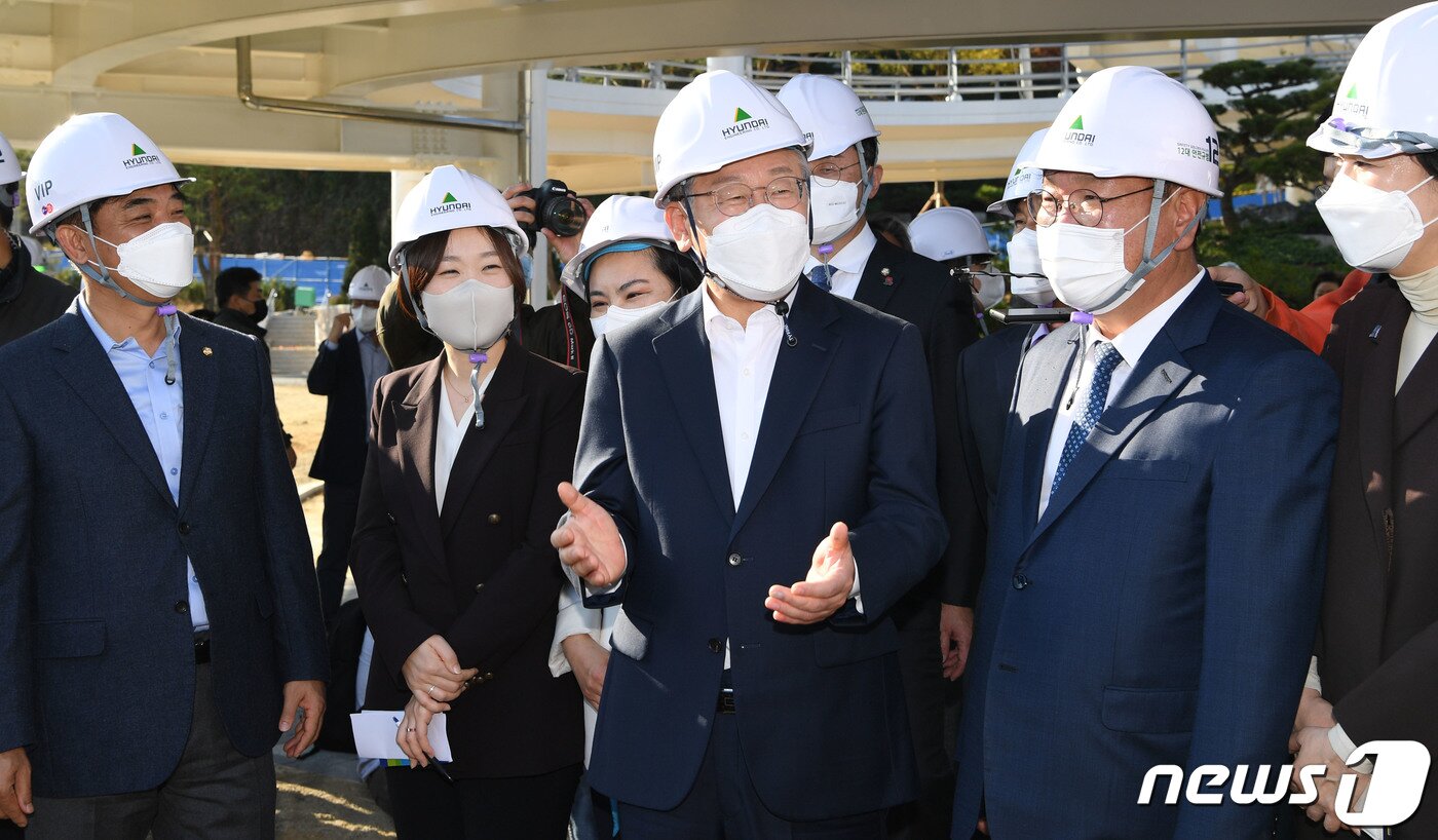 본문 이미지 - 이재명 더불어민주당 대선후보가 29일 경기 성남시 수정구 신흥동 2457번지 성남 제1공단 근린공원 조성공사 현장을 둘러보며 참석한 의원들과 대화하고 있다.  2021.10.29/뉴스1 ⓒ News1 국회사진취재단