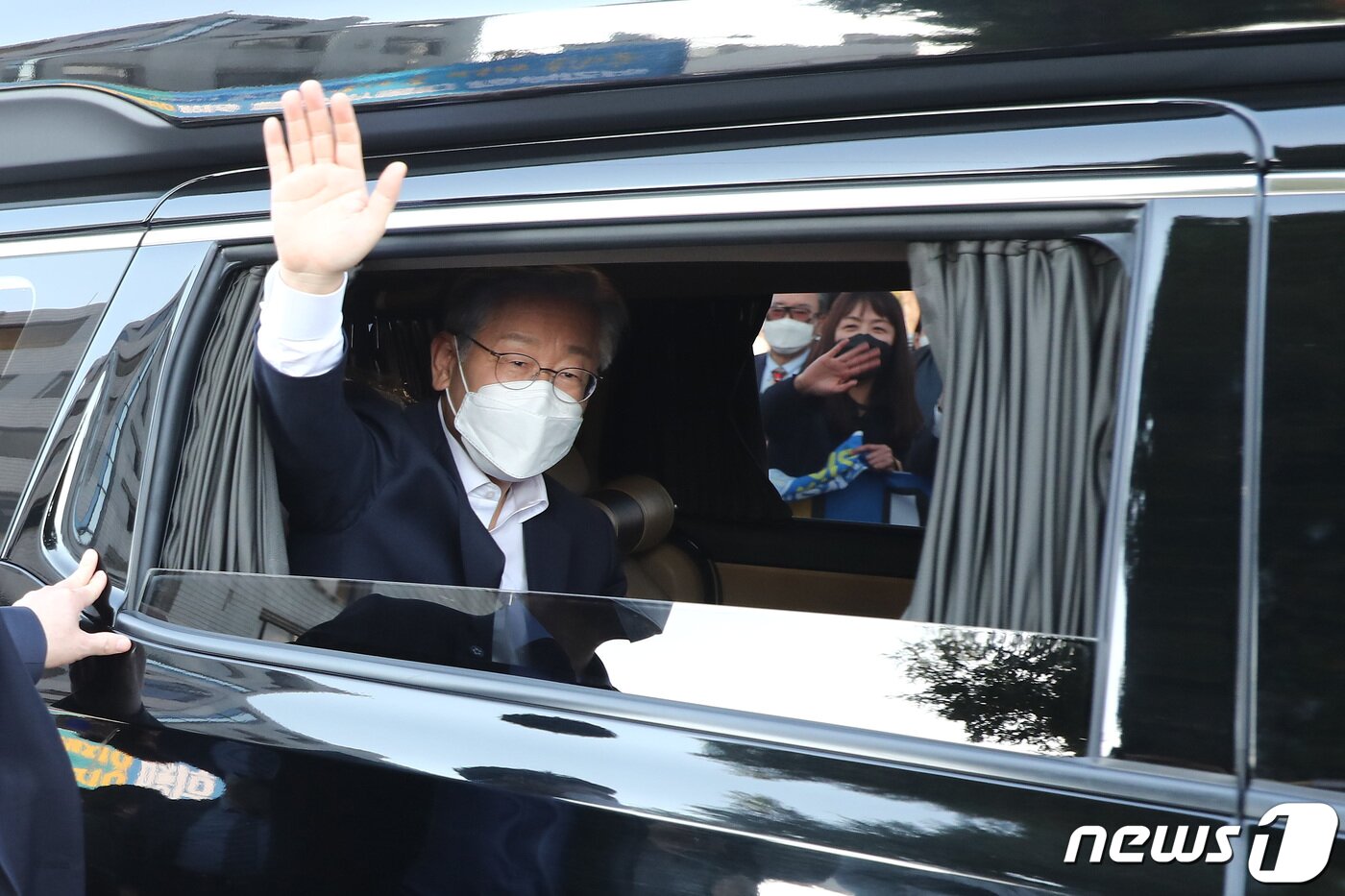 본문 이미지 - 이재명 더불어민주당 대선 후보가 29일 경기 성남시 수정구 제1공단 근린공원 조성공사 현장을 둘러 본 뒤 지지자들에게 손을 흔들며 인사하고 있다. 2021.10.29/뉴스1 ⓒ News1 국회사진취재단