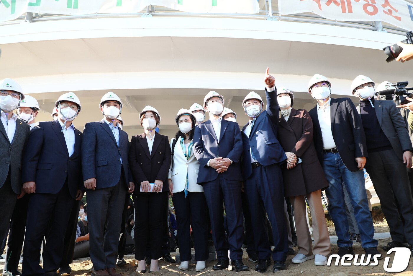 본문 이미지 - 이재명 더불어민주당 대선 후보와 김태년 의원 등이 29일 경기 성남시 수정구 신흥동 제1공단 근린공원 조성공사 현장을 둘러보고 있다. 2021.10.29/뉴스1 ⓒ News1 국회사진취재단