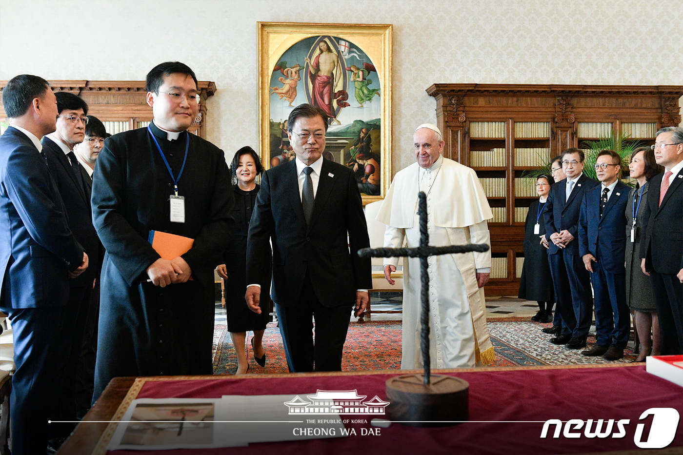 (서울=뉴스1) = 문재인 대통령이 29일 프란치스코 교황에게 DMZ 철조망 십자가를 선물하고 있다. 문 대통령은 "한반도 평화를 위한 강렬한 열망의 기도를 담아 만들었다"며 십자 …