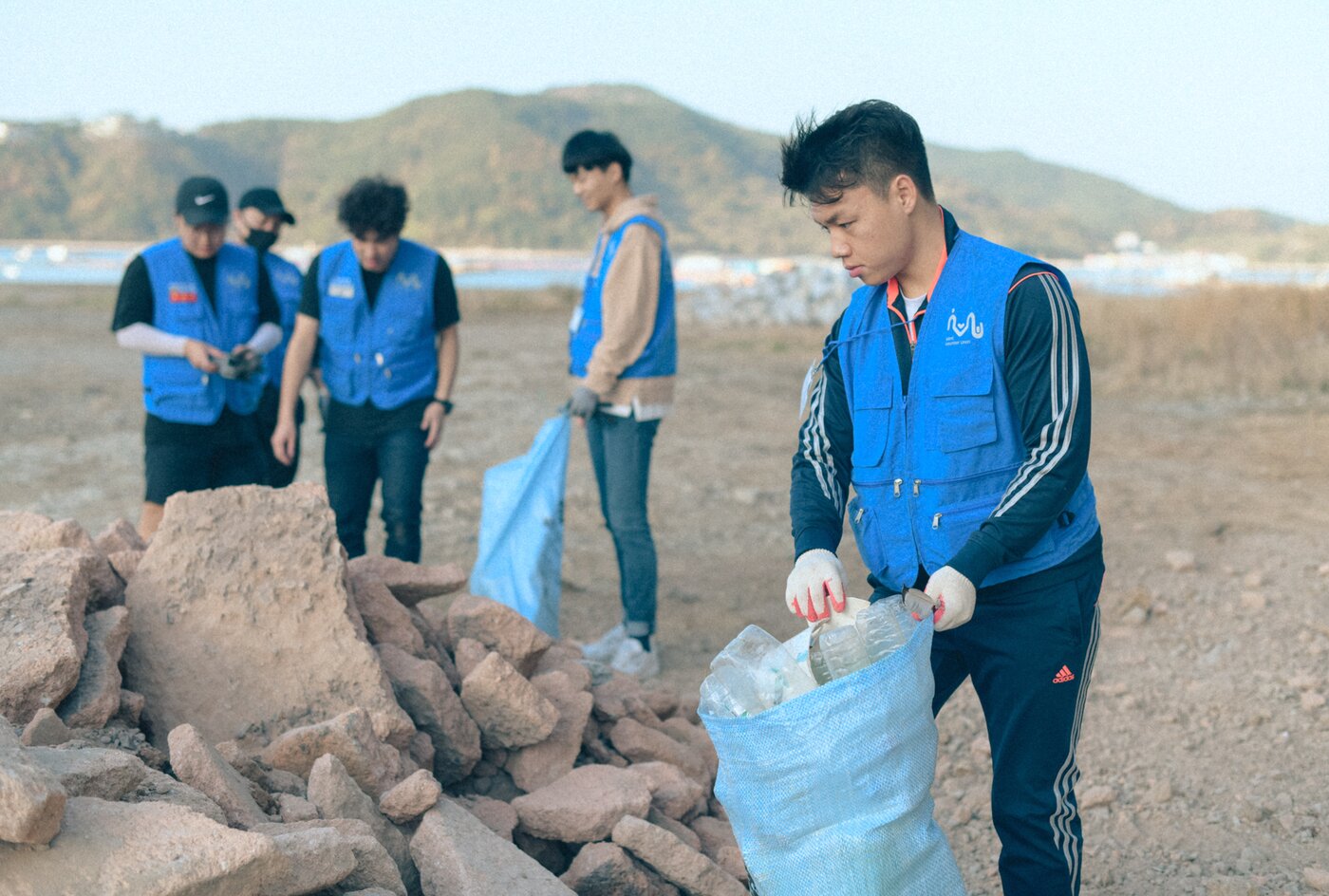 본문 이미지 - 지난 2019년 11월 학림도를 찾아 봉사하는 모습. (출처 : 섬마을봉사연합 홈페이지) ⓒ 뉴스1