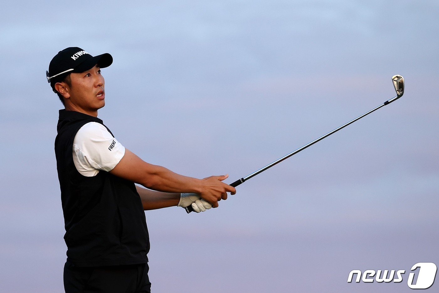 본문 이미지 - SOUTHAMPTON, BERMUDA - OCTOBER 29: Sangmoon Bae of South Korea tees off on the first hole during the second round of the Butterfield Bermuda Championship at Port Royal Golf Course on October 29, 2021 in Southampton, Bermuda. Cliff Hawkins/Getty Images/AFP == FOR NEWSPAPERS, INTERNET, TELCOS & TELEVISION USE ONLY == ⓒ AFP=뉴스1 ⓒ News1 조재현 기자