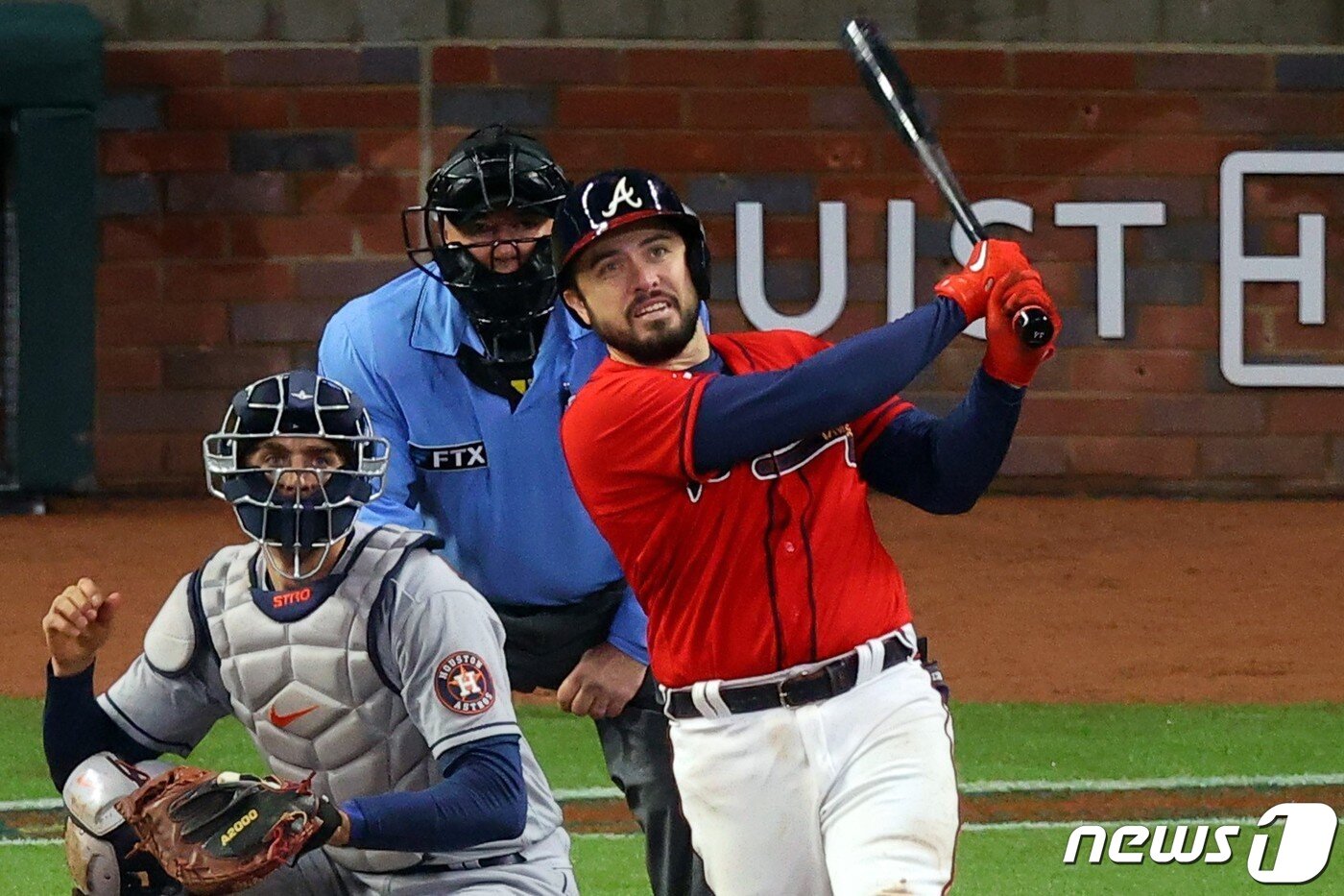 본문 이미지 - 월드시리즈 3차전에서 쐐기포를 때린 애틀랜타 트래비스 다노. ⓒ AFP=뉴스1 