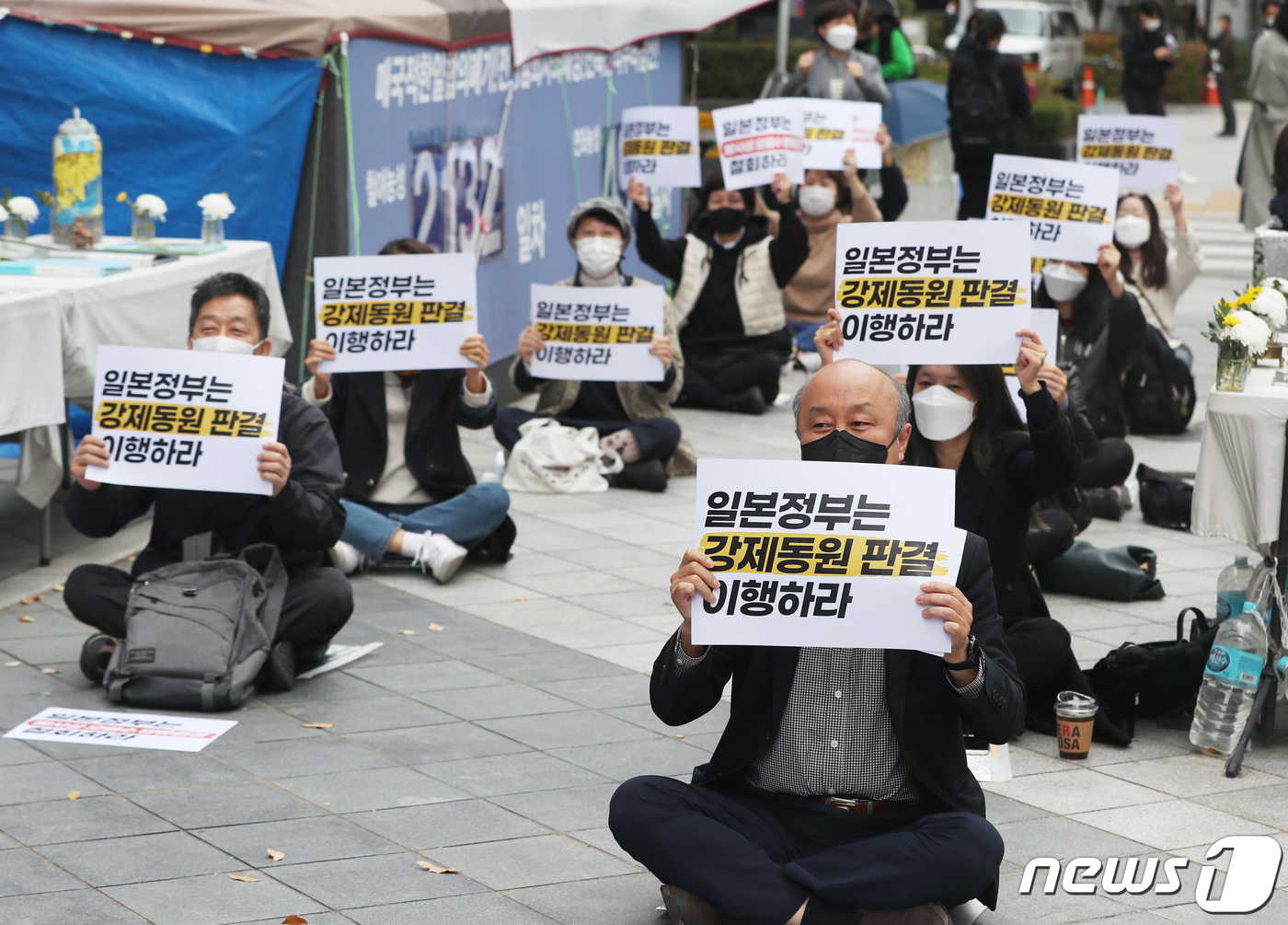 (서울=뉴스1) 이성철 기자 = 30일 서울 종로구 옛 일본대사관 앞에서 열린 '강제동원  판결 이행 촉구! 방사성오염수 방류 결정 철회! 일본규탄대회'에서 전국민주노동조합총연맹 …