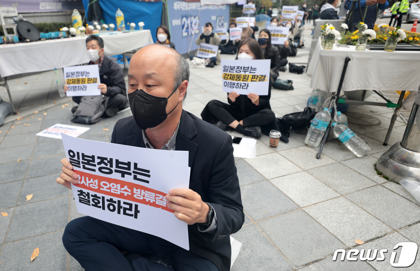 (서울=뉴스1) 이성철 기자 = 30일 서울 종로구 옛 일본대사관 앞에서 열린 '강제동원 판결 이행 촉구! 방사성오염수 방류 결정 철회! 일본규탄대회'에서 전국민주노동조합총연맹 관 …