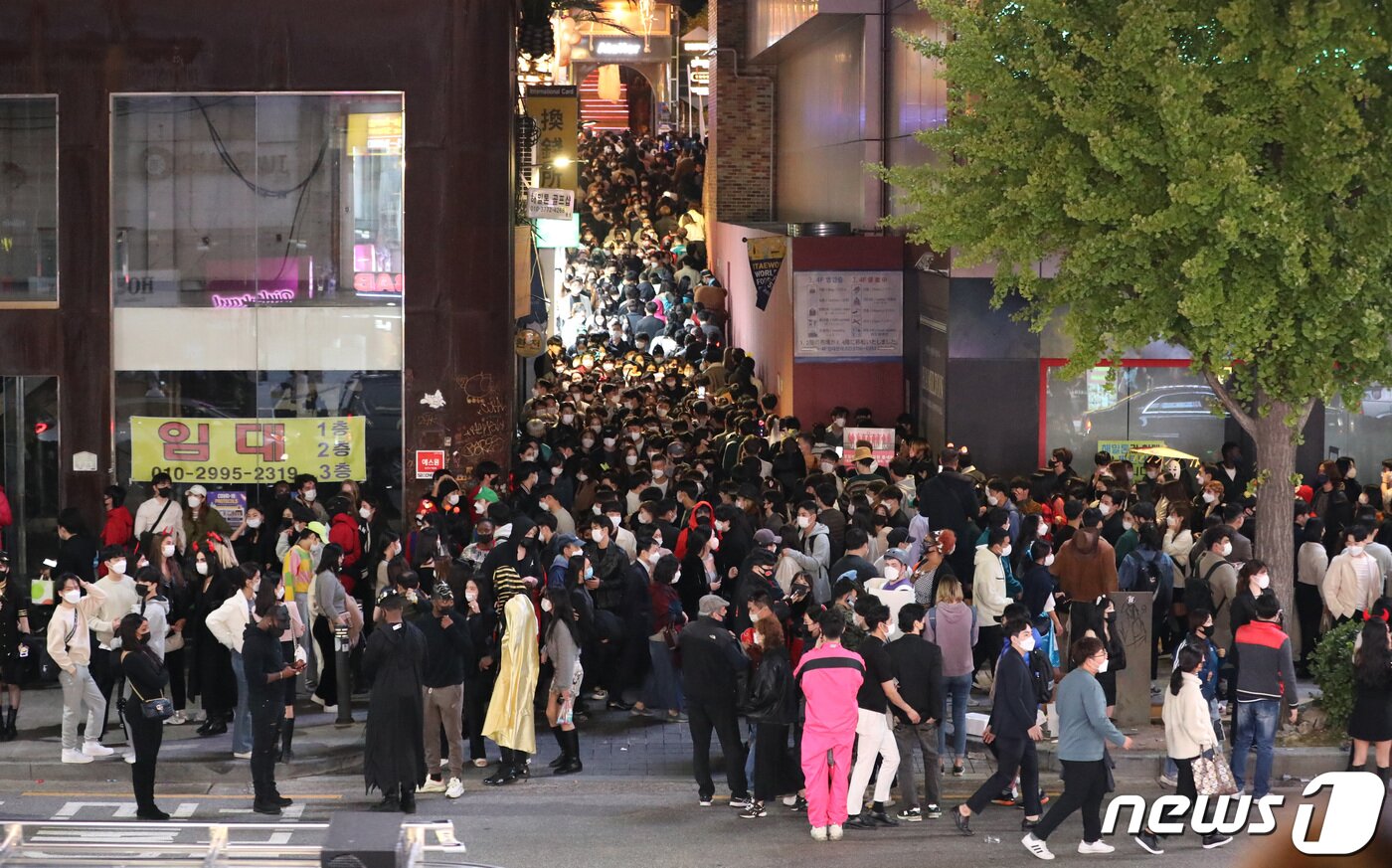 본문 이미지 - 핼러윈 데이를 하루 앞둔 30일 서울 용산구 이태원역 일대가 시민들로 북적이고 있다. 2021.10.30/뉴스1 ⓒ News1 이성철 기자
