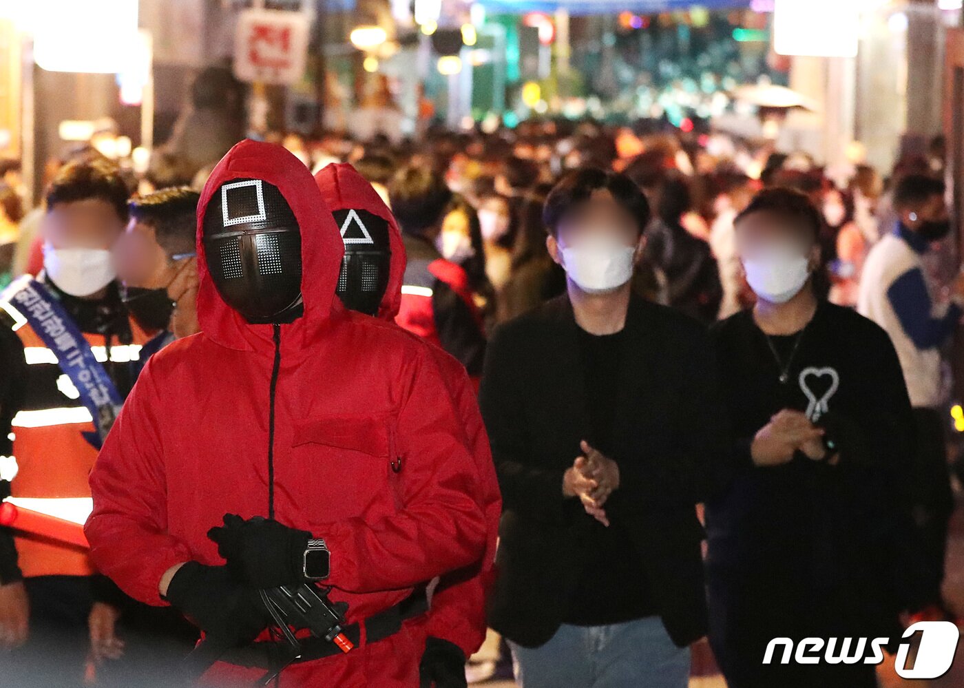 본문 이미지 - 핼러윈 데이를 하루 앞둔 30일 서울 용산구 이태원 세계음식거리에 시민들이 북적이고 있다. 2021.10.30/뉴스1 ⓒ News1 이성철 기자