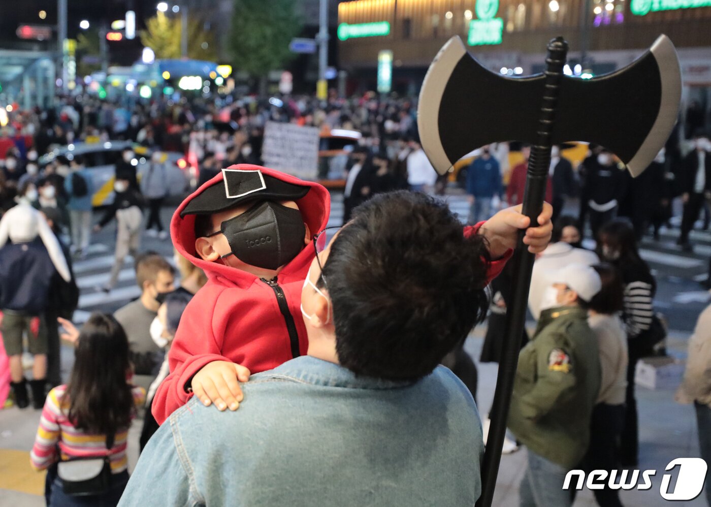 본문 이미지 - 핼러윈 데이를 하루 앞둔 30일 서울 용산구 이태원역 일대에서 한 아이가 '오징어게임' 복장을 하고 있다. 2021.10.30/뉴스1 ⓒ News1 이성철 기자
