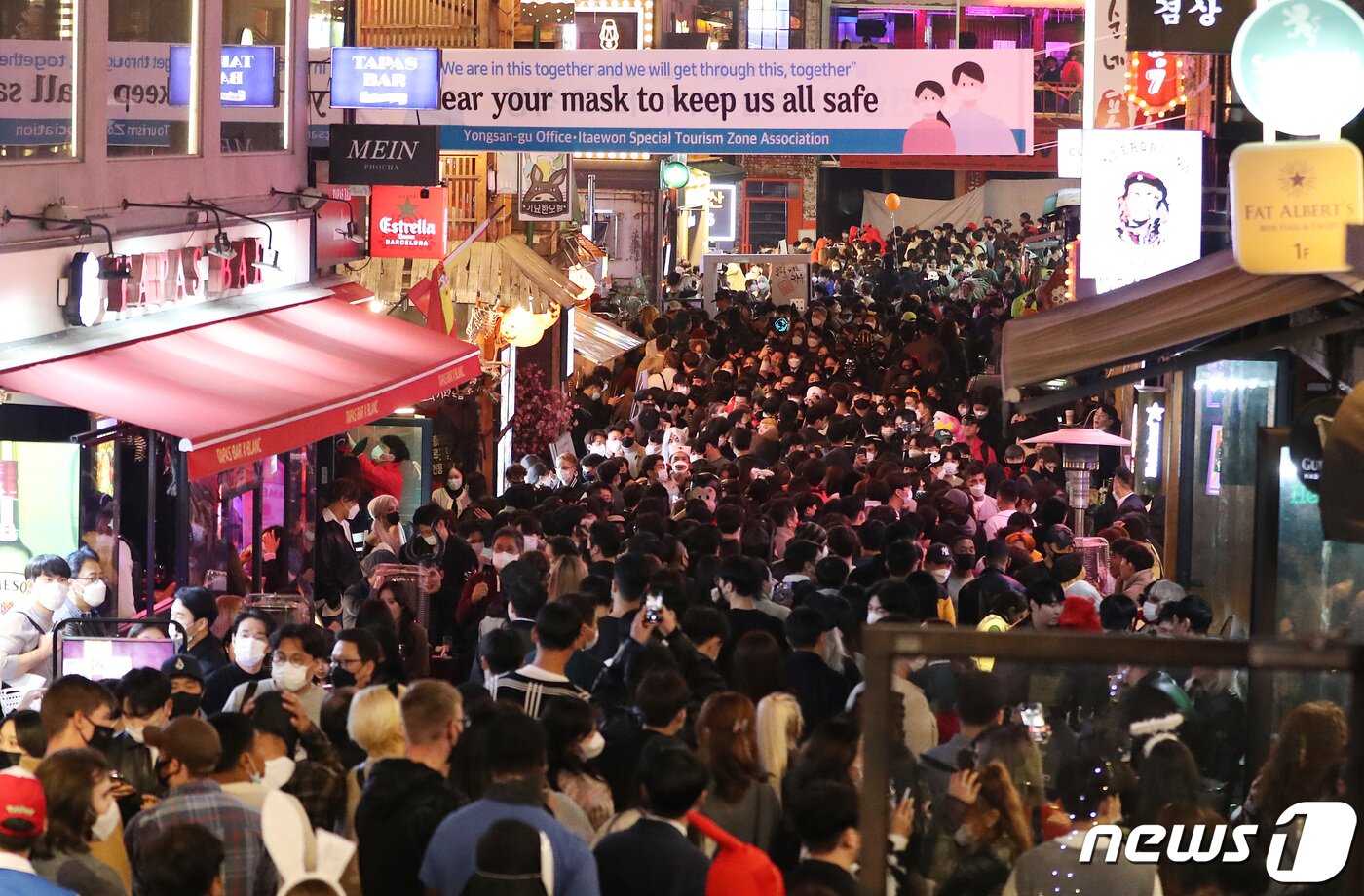 본문 이미지 - 핼러윈 데이를 하루 앞둔 30일 서울 용산구 세계음식거리가 시민들로 북적이고 있다. 2021.10.30/뉴스1 ⓒ News1 이성철 기자