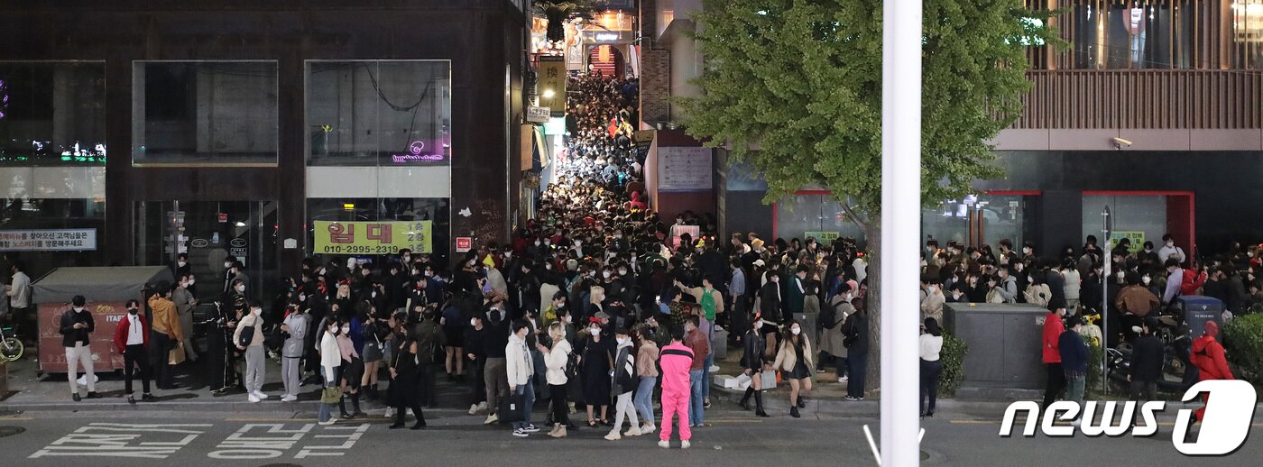 본문 이미지 - 핼러윈 데이를 하루 앞둔 30일 서울 용산구 이태원역 일대가 시민들로 북적이고 있다. 2021.10.30/뉴스1 ⓒ News1 이성철 기자
