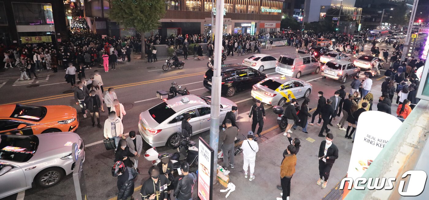 본문 이미지 - 핼러윈 데이를 하루 앞둔 30일 서울 용산구 이태원역 일대에서 시민들이 무단횡단을 하고 있다. 2021.10.30/뉴스1 ⓒ News1 이성철 기자