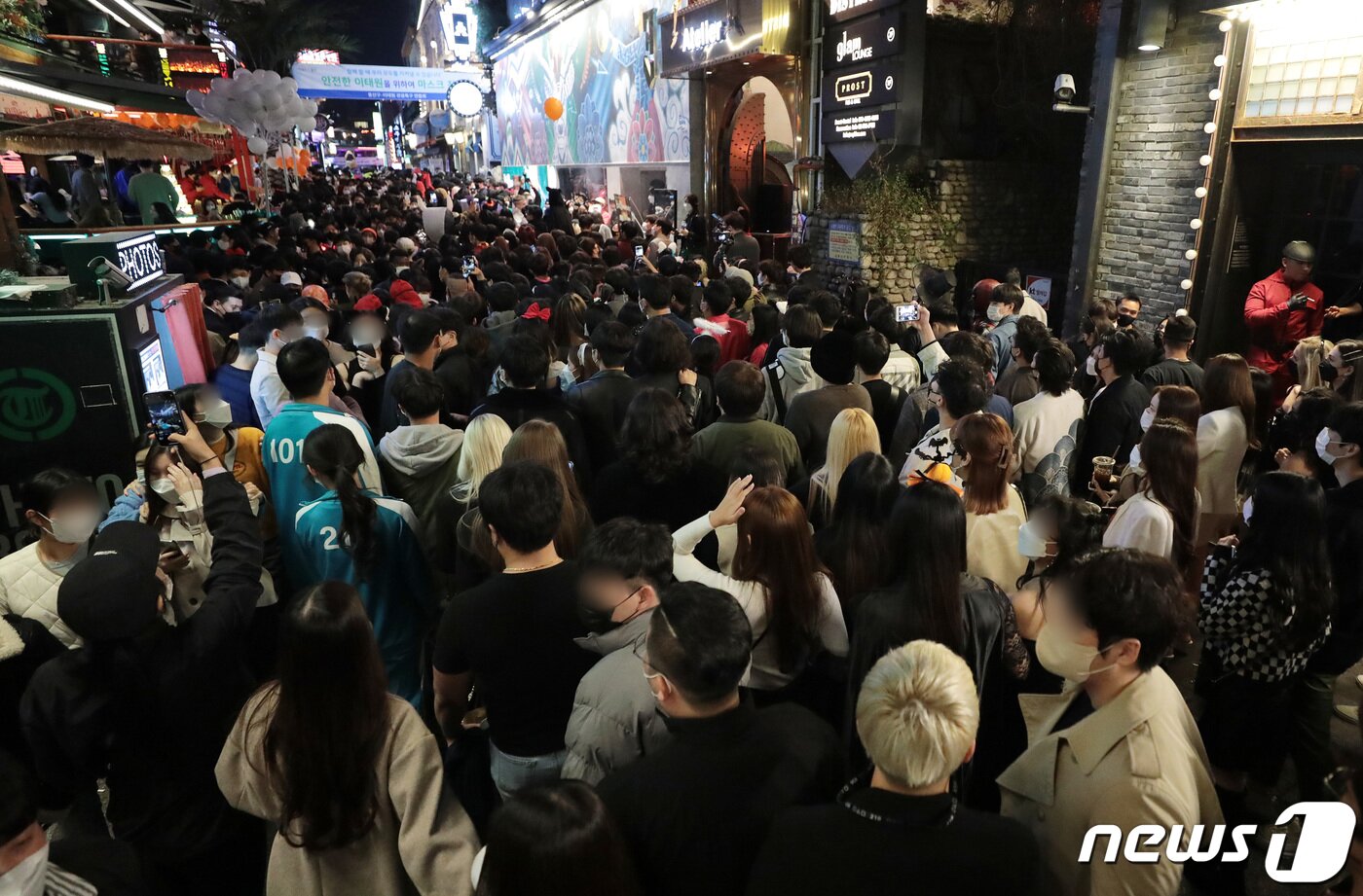 본문 이미지 - 핼러윈 데이를 하루 앞둔 30일 서울 용산구 세계음식거리가 시민들로 북적이고 있다. 2021.10.30/뉴스1 ⓒ News1 이성철 기자