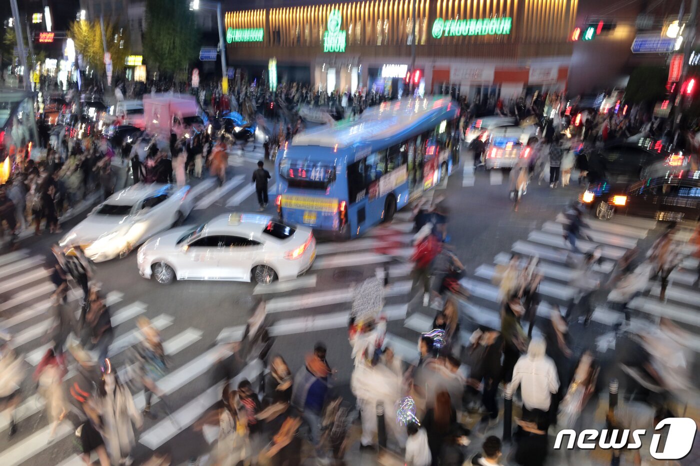 본문 이미지 - 핼러윈 데이를 하루 앞둔 30일 서울 용산구 이태원역 일대가 시민들로 북적이고 있다. 2021.10.30/뉴스1 ⓒ News1 이성철 기자