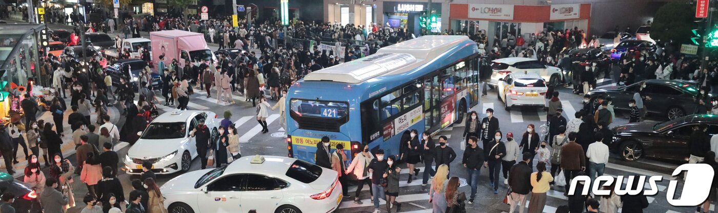 본문 이미지 - 핼러윈 데이를 하루 앞둔 30일 서울 용산구 이태원역 일대가 시민들로 북적이고 있다. 2021.10.30/뉴스1 ⓒ News1 이성철 기자
