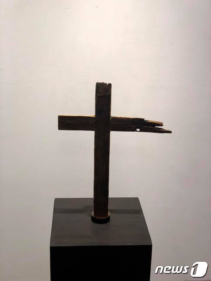 본문 이미지 - 박용만 대한상공회의소 명예회장이 지난해 프란체스코 교황에 선물한 나무 십자가. 박 명예회장은 동대문 시장의 '구르마'를 해체해 나무 십자가 10개를 만들었고, 문재인 대통령과 염수정 추기경에게도 하나씩 선물했다.<박용만 명예회장 페이스북>ⓒ 뉴스1