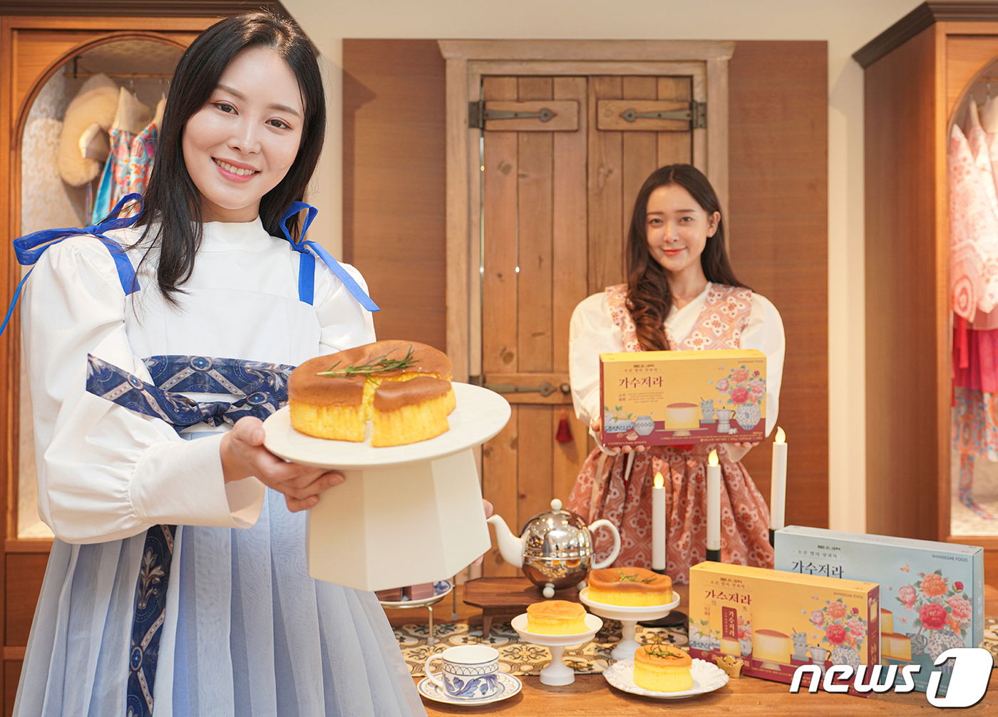 (서울=뉴스1) = 31일 서울 종로구에 위치한 단하 티룸에서 신세계 푸드 모델들이 조선시대 별미 양과자 카스텔라를 재현한 ‘가수저라’를 소개하고 있다. (신세계 푸드 제공) 20 …