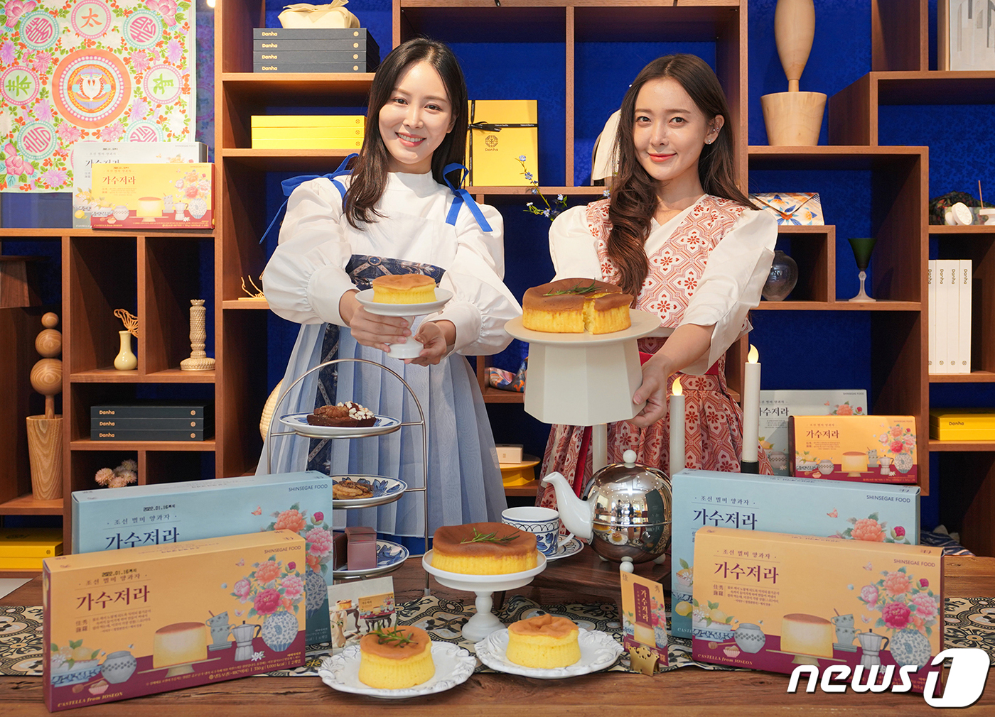 (서울=뉴스1) = 31일 서울 종로구에 위치한 단하 티룸에서 신세계 푸드 모델들이 조선시대 별미 양과자 카스텔라를 재현한 ‘가수저라’를 소개하고 있다. (신세계 푸드 제공) 20 …