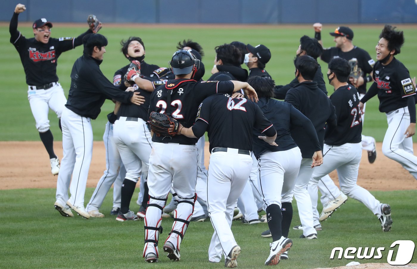 본문 이미지 - 2021년 1위 결정전에서 승리해 정규시즌 우승을 차지했던 KT 위즈. / 뉴스1 DB ⓒ News1 공정식 기자