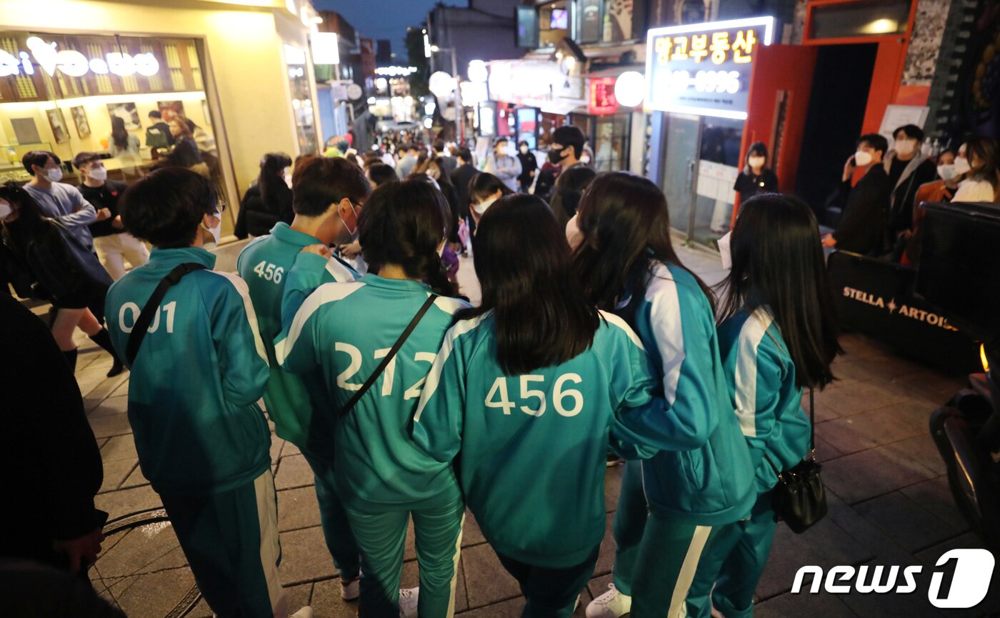 본문 이미지 - 핼러윈데이인 31일 오후 서울 이태원 거리에서 오징어게임 분장을 한 시민들이 기념촬영을 하고 있다. 2021.10.31/뉴스1 ⓒ News1 박지혜 기자