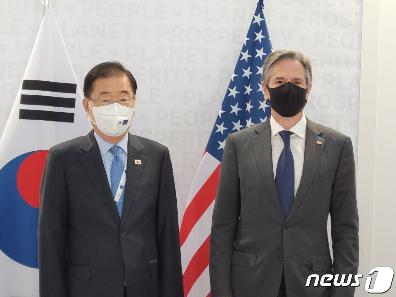 본문 이미지 - 정의용 외교부 장관(왼쪽)이 지난달 31일(현지시간) 이탈리아 로마에서 토니 블링컨 미국 국무장관을 만나 기념사진을 찍고 있다. (외교부 제공) ⓒ 뉴스1